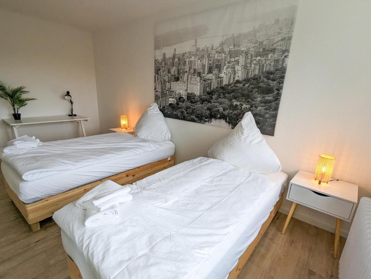 Apartment Mit Kueche, Arbeitsplatz Und Xxl Sofa Neuss Exterior photo