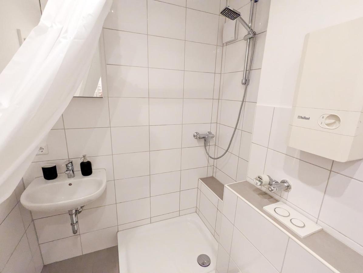 Apartment Mit Kueche, Arbeitsplatz Und Xxl Sofa Neuss Exterior photo